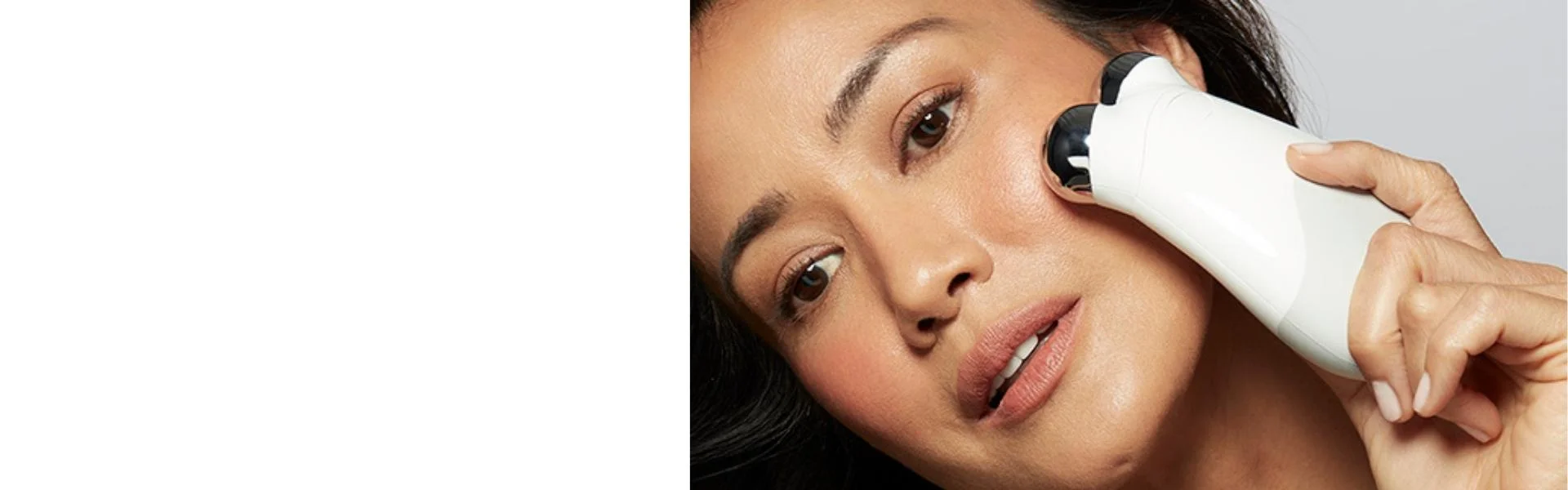 Femme utilisant l'appareil NuFACE sur son visage